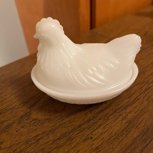 **HP**Vintage Milk White Hen Dish