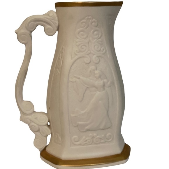 LENOX Romeo and Juliet Ivory Porcelain Bas Relief Pitcher by Laszlo Ispanky LENOX Romeo and Juliet Ivory Porcelain Bas Relief Pitcher by Laszlo Ispanky
