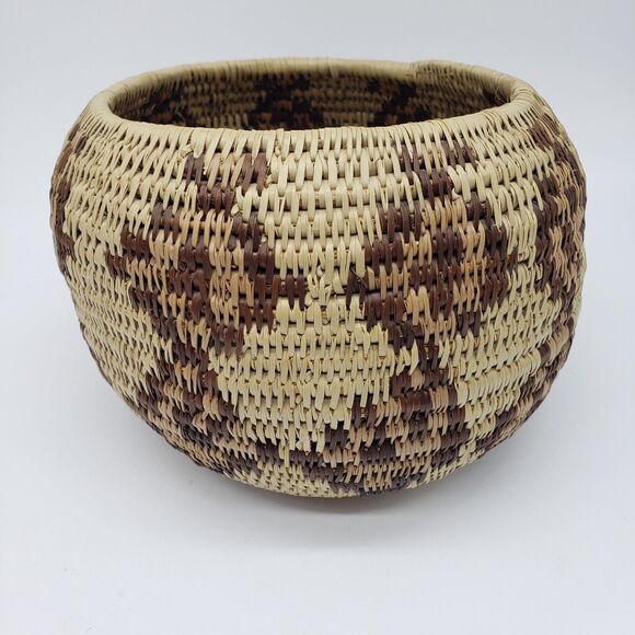 Vintage Hand-crafted Basket - Yucca, Willow, and Cats Claw Tohono O'odham? Vintage Hand-crafted Basket - Yucca, Willow, and Cats Claw Tohono O'odham?